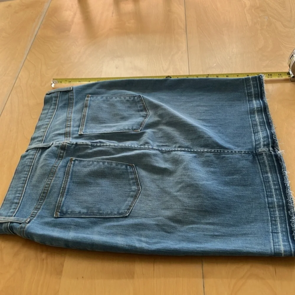 J Crew Frayed Blue Denim Pencil Knee Skirt‎ Size 32 great condition